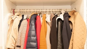 Tak przechowuję zimowe kurtki po sezonie. W szafie robi się dużo miejsca 