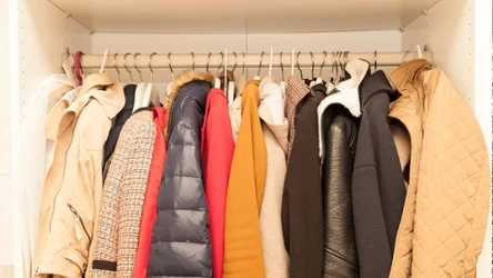 Jak przechowywać kurtki zimowe po sezonie? Tak zajmą o wiele mniej miejsca.