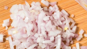 Szalotka ma delikatny, lekko słodki aromat, który docenimy w naszej kuchni. Poznaj jej właściwości i włącz do swojego jadłospisu