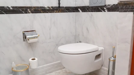 Podwieszana toaleta to hit łazienkowy. 