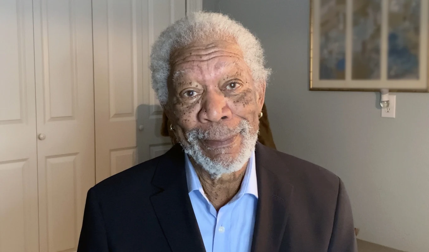 Morgan Freeman Morgan Freeman od lat nosi złote kolczyki. Powód nie jest przypadkowy