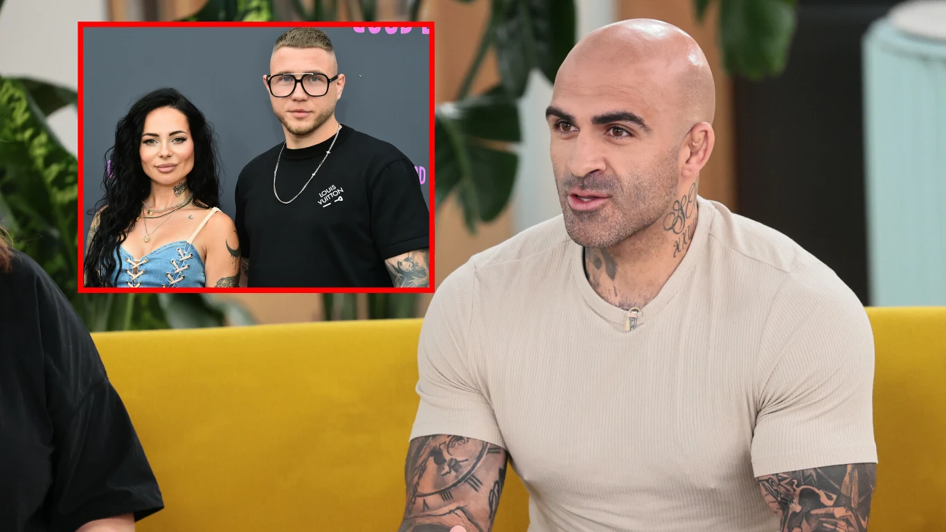 Łysy, umięśniony mężczyzna z tatuażami na rękach siedzi na żółtej kanapie; w rogu zdjęcia znajduje się wstawiona fotografia kobiety w niebieskiej sukience oraz mężczyzny w czarnej koszulce i okularach.