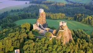 Zamek Trosky to symbol Czeskiego Raju. Przyciąga coraz więcej turystów
