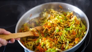 Z młodej kapusta na ciepło to najlepszy wiosenny dodatek do obiadu. 