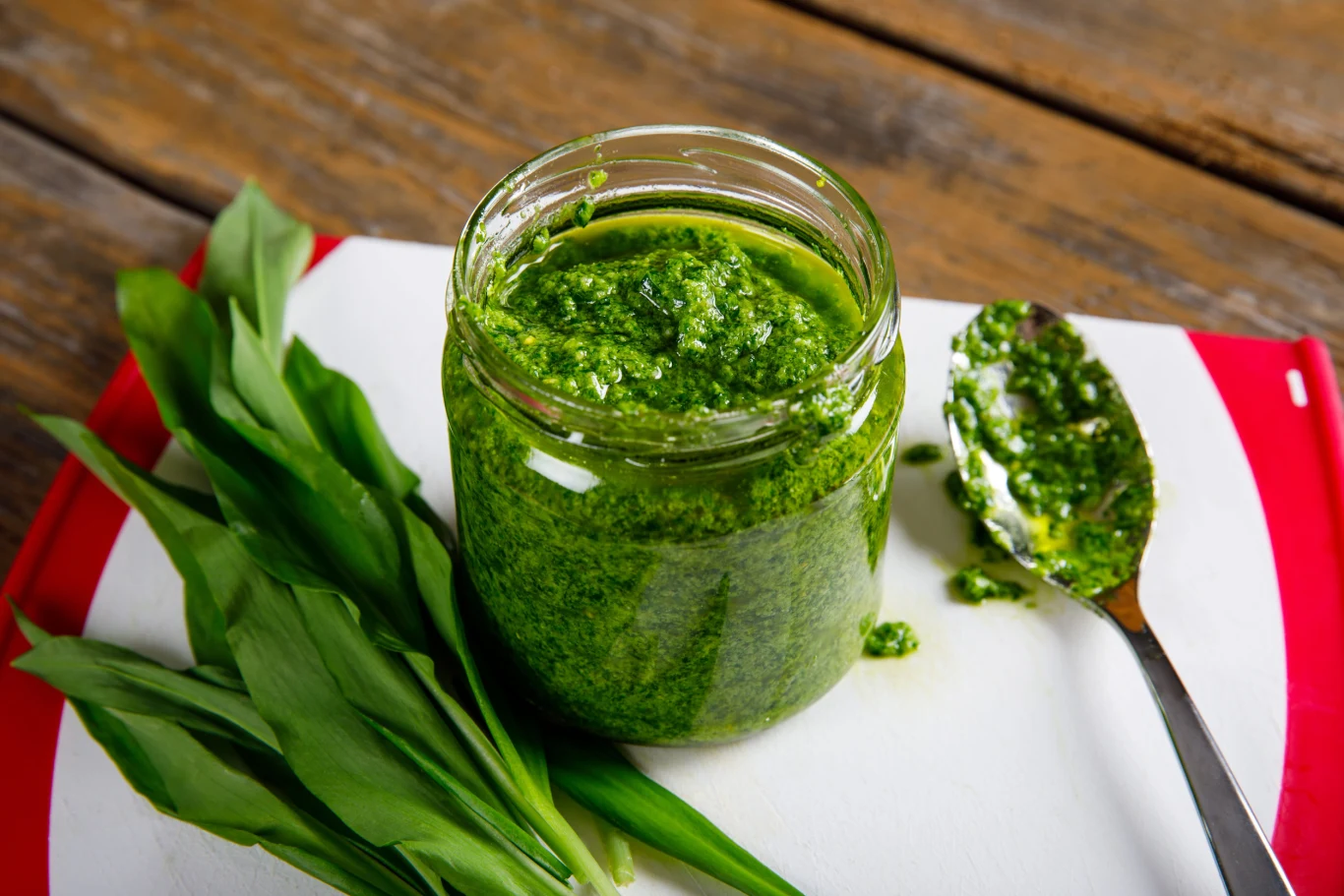 Do przygotowania wyrazistego, wiosennego pesto możesz wykorzystać czosnek niedźwiedzi Do przygotowania wyrazistego, wiosennego pesto możesz wykorzystać czosnek niedźwiedzi