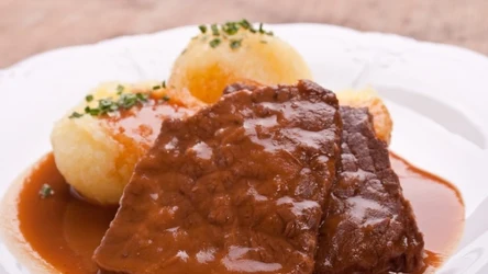 Velveting to azjatycki sposób na zmiękczenie mięsa wołowego (ale nie tylko) przed obróbką.