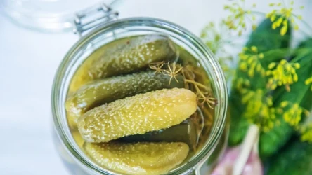 Z kiszonych ogórków zrobisz szybką surówkę. 