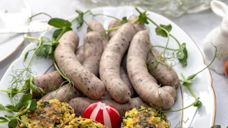 Biała kiełbasa wychodzi sucha i bez smaku? Prawodpodobnie popełniasz ten błąd.