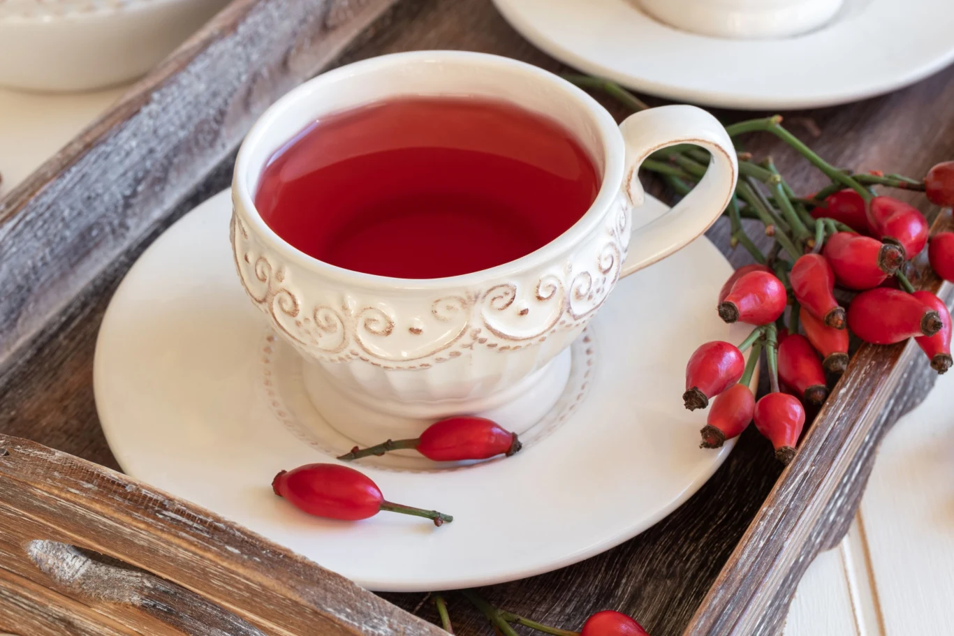 Herbata z dzikiej róży pysznie smakuje z dodatkiem przypraw i miodu