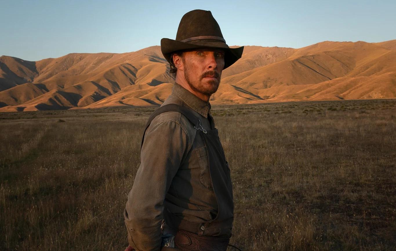 "Psie pazury" Kadr z filmu „Psie pazury”: mężczyzna w kapeluszu kowbojskim na tle wzgórz o zachodzie słońca.