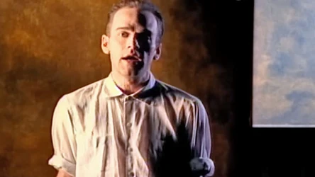 Michael Stipe (R.E.M.) w teledysku "Losing My Religion"