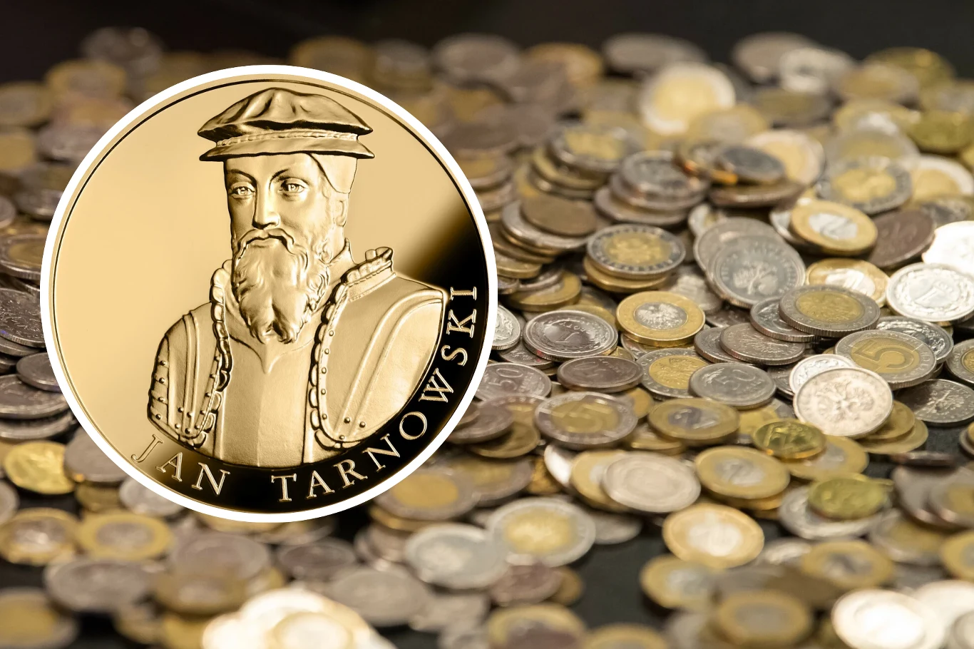 Narodowy Bank Polski wyemitował dwie nowe monety kolekcjonerskie Zdjęcie nowej monety 500 zł z Tarnowskim. W tle monety rozsypane na stole