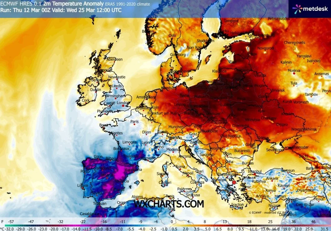 Mapa Europy z kolorystyczną wizualizacją anomalii temperatury powietrza na poziomie 2 metrów, z wyraźnymi obszarami bardzo wysokiej temperatury w Europie Wschodniej i Północno-Wschodniej w odcieniach czerwieni oraz chłodniejszymi fragmentami w Hiszpani...