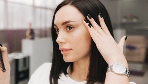 Tarczycowe brwi. Charakterystyczny objaw niedoczynności widoczny na twarzy