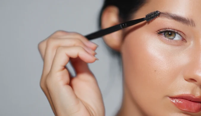 Objaw Hertoghe’a to cieńsze lub przerzedzone brwi na zewnętrznych końcach. Co oznacza?