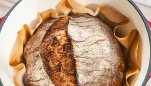 Chrupiący chleb możesz zrobić w żeliwnym garnku