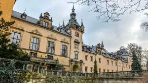 W lesie obok zamku stoją niezwykłe nagrobki. Nie zgadniesz do kogo należą