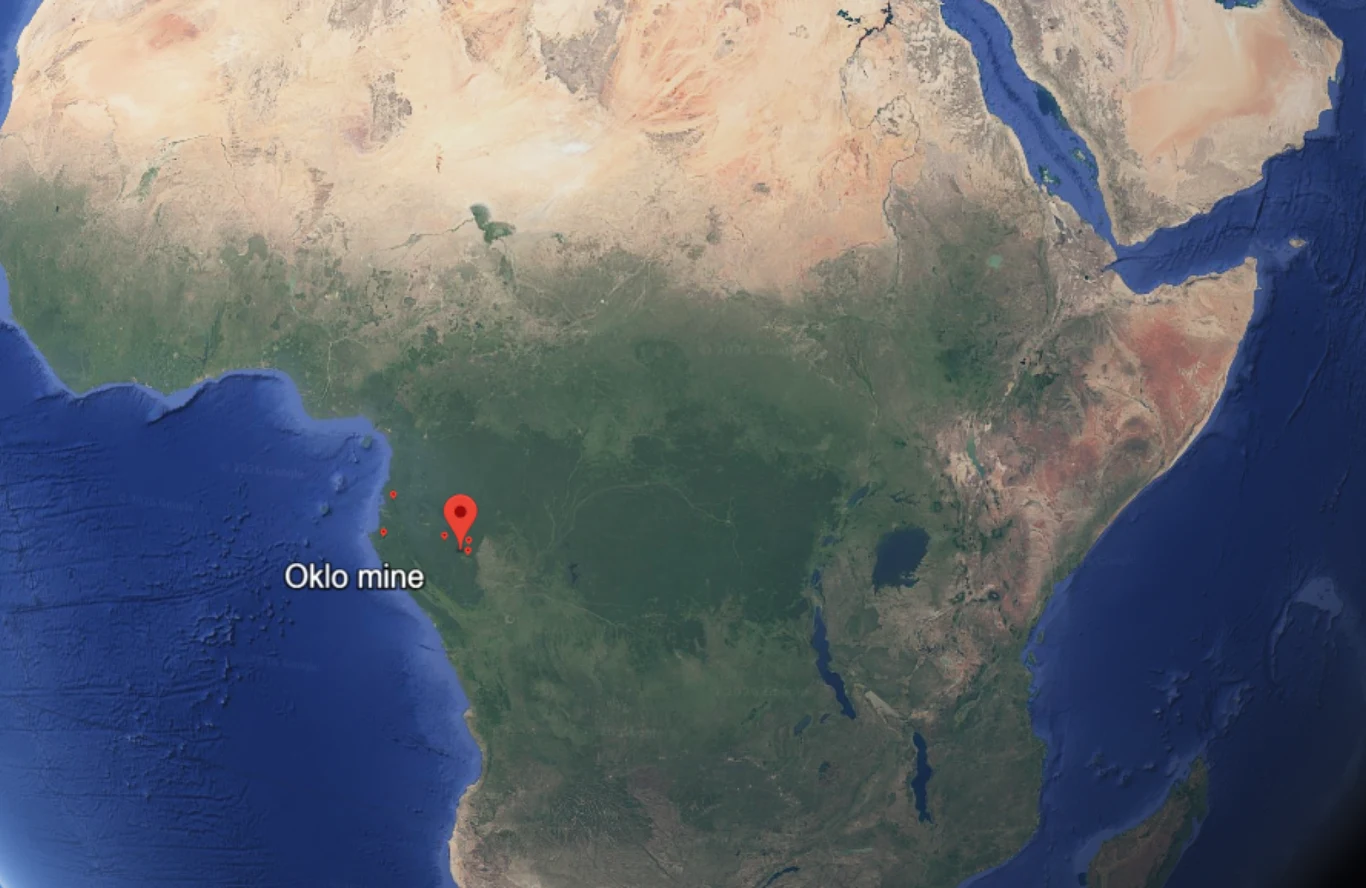 Mapa satelitarna Afryki z zaznaczoną lokalizacją kopalni Oklo na terenie Gabonu za pomocą czerwonego znacznika i etykiety.