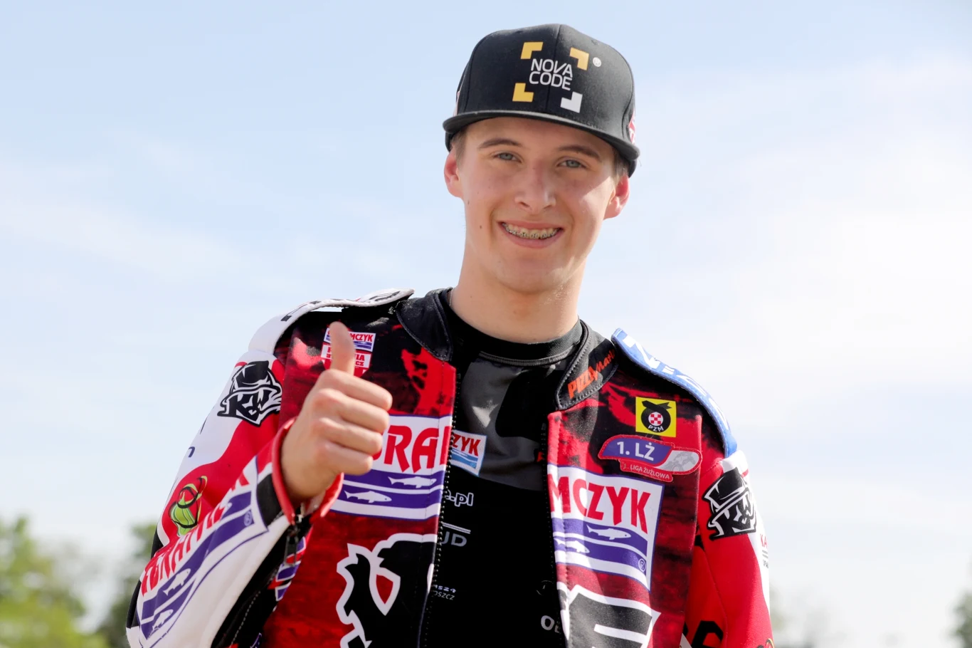 Wiktor Przyjemski uśmiechnięty podczas pierwszego wiosennego treningu na torze Polonii Bydgoszcz.