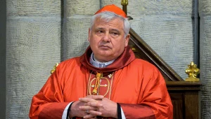 Polak służył czterem papieżom. Kardynał wraca z Watykanu, mówi o kulisach