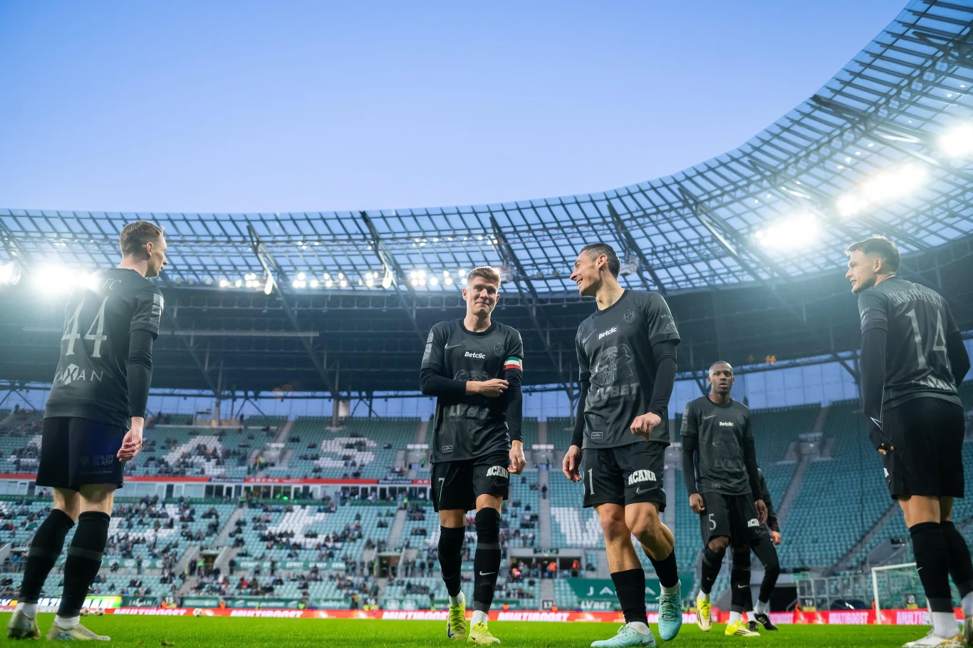 Piłkarze Śląska Wrocław przed niedoszłym meczem z Wisłą Kraków article cover