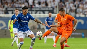 Luis Palma i Filip Kocaba w meczu Lech Poznań - Zagłębie Lubin