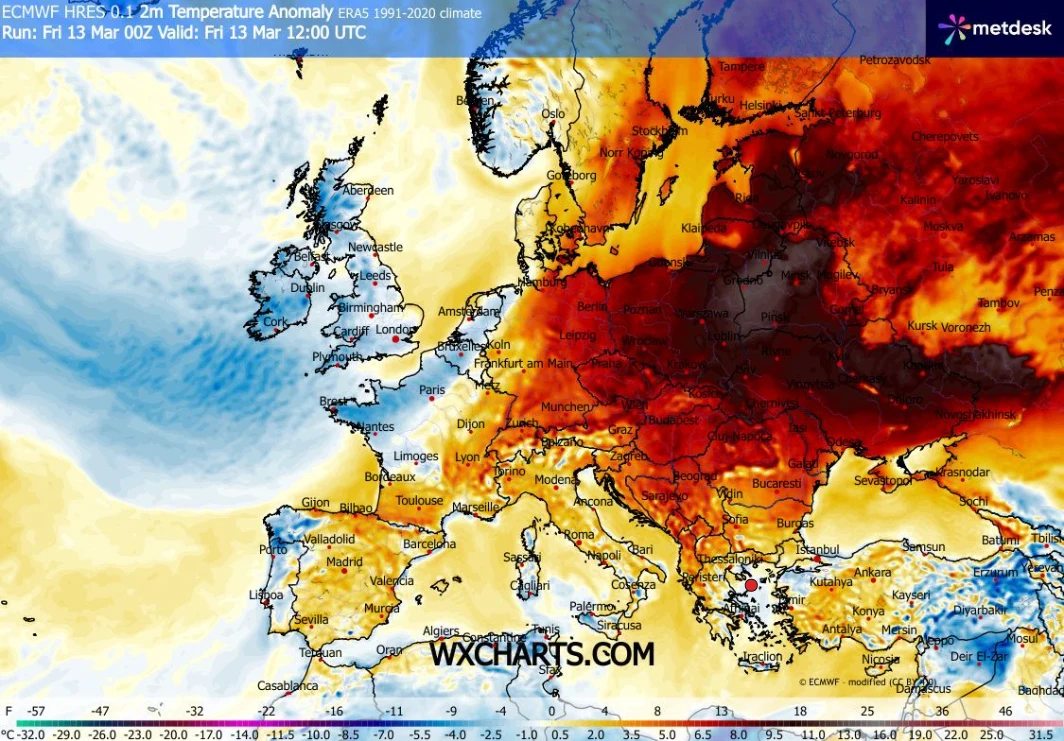 Mapa Europy pokazująca anomalię temperatury względem średniej wieloletniej, z wyraźnie podwyższonymi temperaturami w Europie Środkowej i Wschodniej oznaczonymi intensywnymi odcieniami czerwieni i bordo, podczas gdy regiony zachodniej Europy i Wysp Bryt...