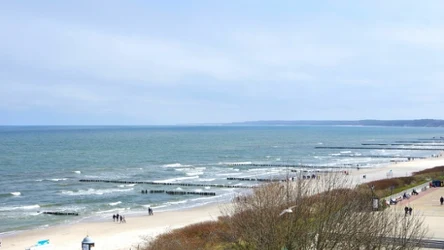 Nadmorskie uzdrowisko poza sezonem. Zachwyca spokojem i pustymi plażami.
