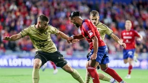 Ivi Lopez z Rakowa Częstochowa w starciu z piłkarzami Górnika Zabrze