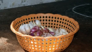 Sposób na przechowywanie czosnku. Długo będzie świeży, nie straci wartości 