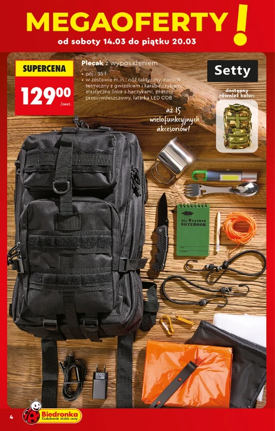 Czarny plecak taktyczny z wieloma kieszeniami, otoczony akcesoriami survivalowymi: wielofunkcyjny scyzoryk, latarka, karabinki, lina, kubek metalowy, notes, mini apteczka, folia ratunkowa, zestaw do gotowania i kilka innych przydatnych narzędzi, całość...