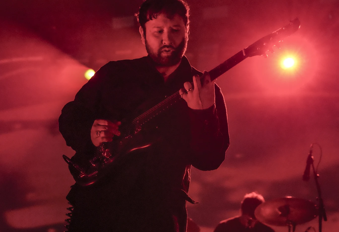 Ruban Nielson z Unknown Mortal Orchestra Ruban Nielson z Unknown Mortal Orchestra gra na gitarze elektrycznej. Jest na scenie z czerwonym światłem