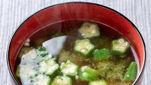 Zalewasz i czekasz kilka godzin. A później masz gotowy napój na obniżenie cukru i poprawę zdrowia jelit.