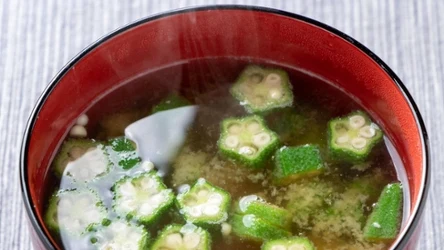 Zalewasz i czekasz kilka godzin. A później masz gotowy napój na obniżenie cukru i poprawę zdrowia jelit.