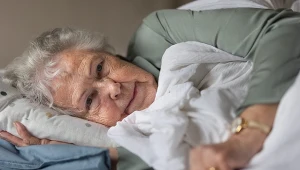 Dlaczego wraz z wiekiem coraz trudniej nam zasnąć i spać do rana?