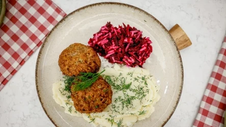 Kotlet mielony z sałatką z buraczków