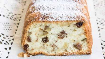 Cytrynowa babka z bakaliami zachwyci twoich gości