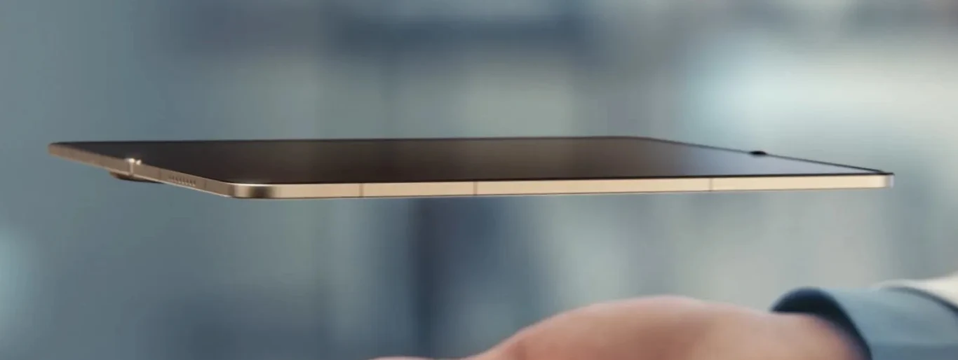 Smartfon Oppo Fid N6 jest bardzo cieńki. Po rozłożeniu ma mniej niż 5 mm. Ultracienki tablet unoszący się tuż nad otwartą dłonią w minimalistycznym, nowoczesnym otoczeniu.