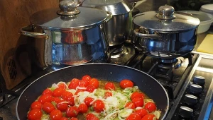 Dziś wiadomo, że wprawdzie teflon jest bezpieczny i stabilny, ale powyżej 250°C zaczyna wydzielać toksyczne substancje.