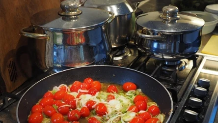 Dziś wiadomo, że wprawdzie teflon jest bezpieczny i stabilny, ale powyżej 250°C zaczyna wydzielać toksyczne substancje. 