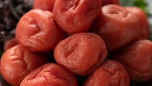 Umeboshi to marynowany rarytas, który przypomina nasze kiszonki