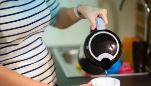 Dlaczego warto pić gorącą wodę? Na jakie dolegliwości pomaga?