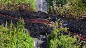 Wyspa Reunion na Oceanie Indyjskim. Lawa wypływająca z wulkanu Piton de la Fournaise zalała drogę krajową RN2, powodując utrudnienia w ruchu