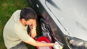 Mycie samochodu bezpośrednio na podłożu, nawet jeśli jest to prywatna posesja, może grozić mandatem