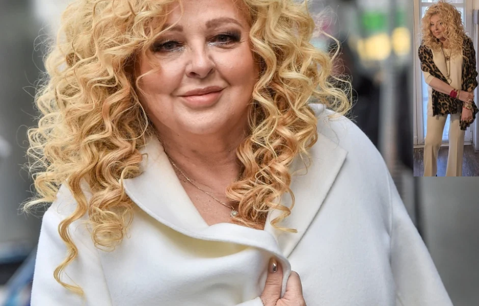 Kobieta o blond, kręconych włosach w białym płaszczu, uśmiechnięta, patrząca w stronę obiektywu; w prawym górnym rogu mniejsze zdjęcie tej samej kobiety w panterkowej narzutce i jasnych spodniach.