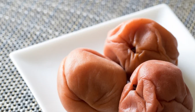Umeboshi to fermentowane owoce, które wyróżniają się intensywną kwasowością i wysoką zawartością związków bioaktywnych