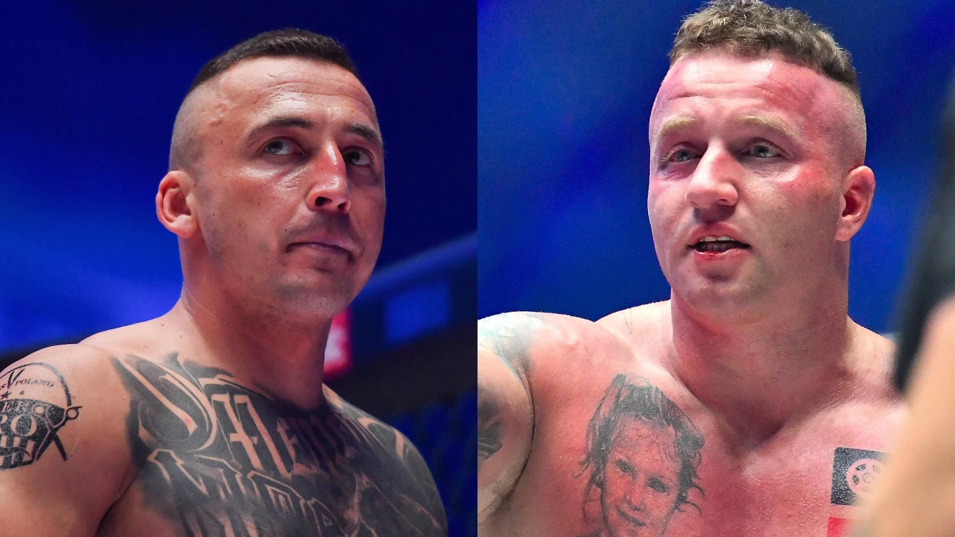 Bartosz Szachta i Denis Załęcki z nagimi torsami, tatuażami, na tle niebieskiego światła areny sportowej.