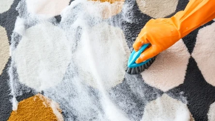 Czy dywaniki łazienkowe można prać, czy też lepiej je wyczyścić ręcznie? Sprawdź, jak doprowadzić dywanik łazienkowy do porządku.