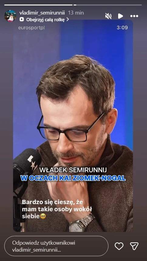 Mężczyzna w okularach siedzący przy mikrofonie na tle niebieskiego światła, skupiony na rozmowie, z napisami na ekranie dotyczącymi Władka Semirunnij i podkreślającymi wdzięczność za bliskich ludzi.