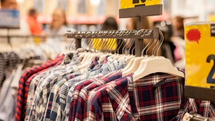 Zarówno koszule gładkie, jak i w kratkę oraz paski, tegorocznej jesieni będą wyprzedawać się na pniu